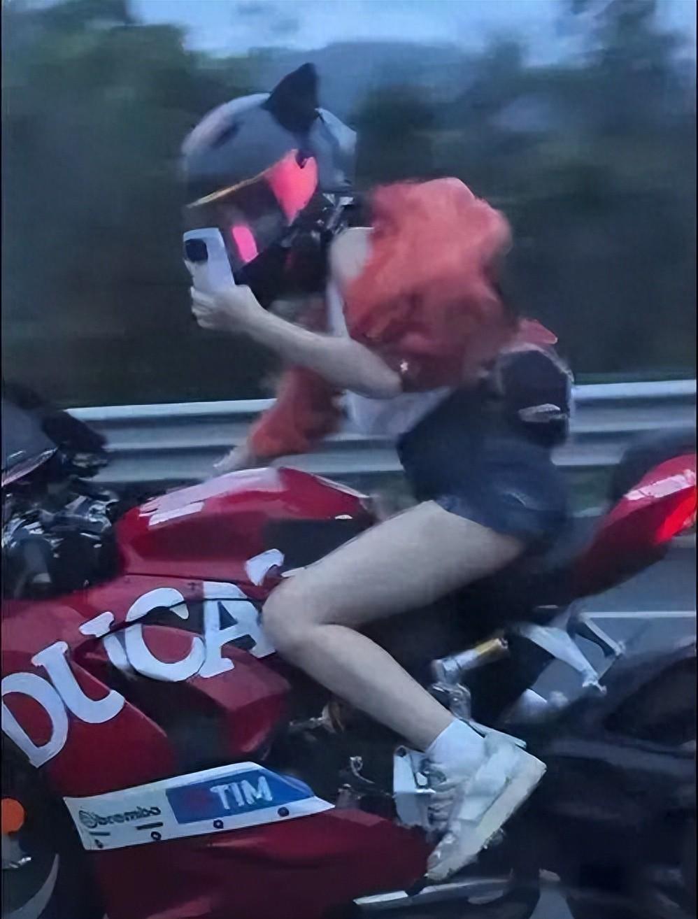 红衣女子骑杜卡迪在高速狂飙,时速超200公里还单手拍照;警方通报:曹某(女,20岁)、陈某(男,30岁)涉嫌危险驾驶罪被刑拘