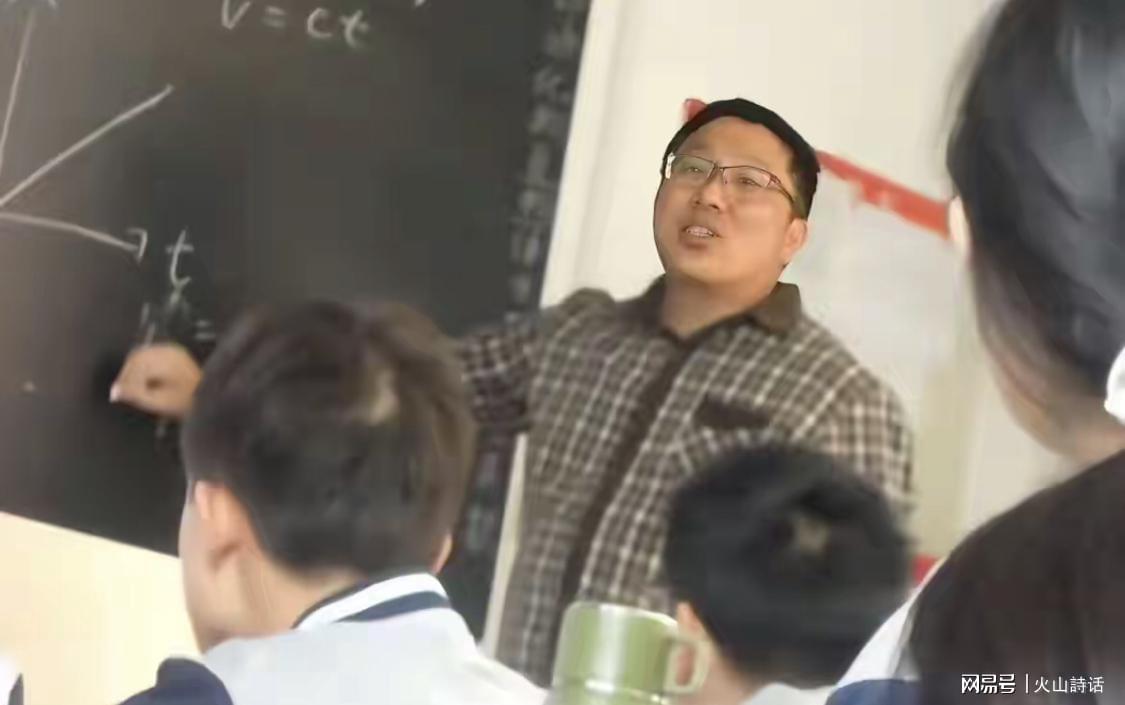 悲催！江苏赣榆海头高级中学“名师”张宝同去世，年仅50岁：刚过完生日没几天，知情人透露原因，多名学生哭了一整天冒雨送别