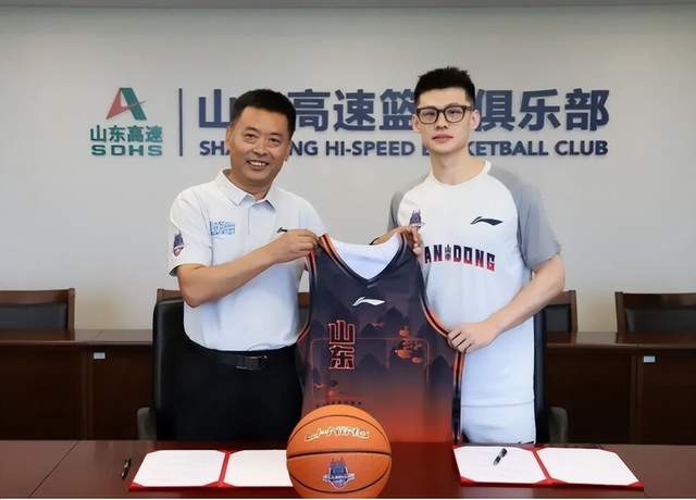 正式官宣！王岚嵚终于回家了，签约山东，补强后场，合同长达4年