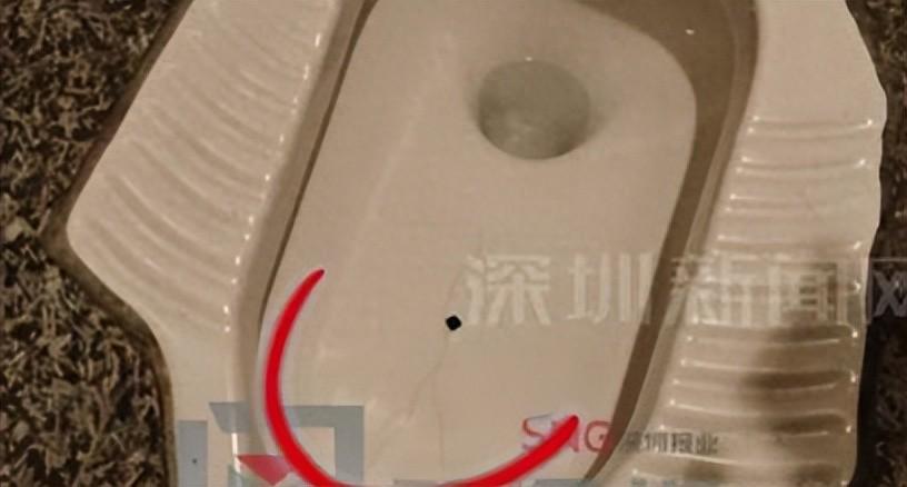深圳一图书馆女厕蹲便器上有圆形孔洞,有人怀疑是针孔摄像头,当地回应